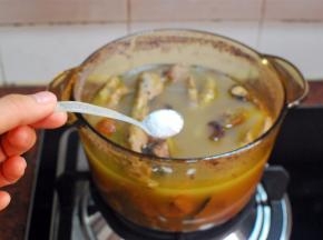 熄火前，加入2勺子食盐调味。