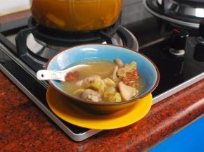 这老火汤熬好了，盛一碗尝尝，汤汁浓郁甜蜜。