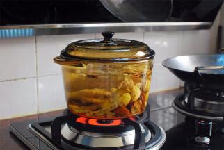 先用大火，煮至沸腾。