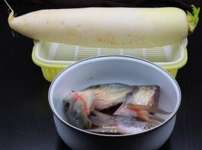 准备食材：鱼头、鱼尾、白萝卜；