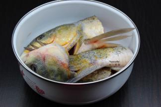 鱼头、鱼尾，洗净沥干水，放盐、油、料酒、生抽腌制5分钟；