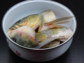 鱼头、鱼尾，洗净沥干水，放盐、油、料酒、生抽腌制5分钟；