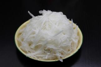 利用腌制鱼的时间，把白萝卜去皮刨成丝；PS：刀工好的，可以切成丝