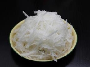 利用腌制鱼的时间，把白萝卜去皮刨成丝；PS：刀工好的，可以切成丝