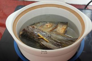 砂锅水烧开，放入煎至好的鱼头鱼尾，煲5分钟；