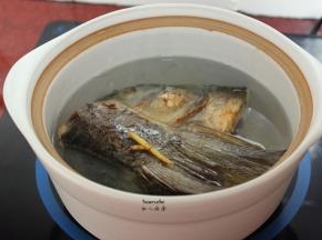砂锅水烧开，放入煎至好的鱼头鱼尾，煲5分钟；