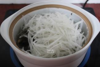 再把萝卜丝加入，继续煲3分钟；