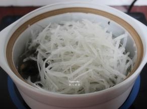 再把萝卜丝加入，继续煲3分钟；