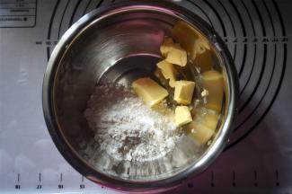 制作油酥皮。黄油软化后，加入低筋粉，揉合。