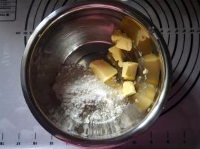 制作油酥皮。黄油软化后，加入低筋粉，揉合。