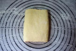 再次擀长，然后再次内折。最后擀成一片规则的长方形面片。