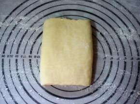 再次擀长，然后再次内折。最后擀成一片规则的长方形面片。