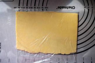 将揉好的油酥材料放入保鲜袋，擀成长方形，放入冰箱冷藏15分钟再继续操作。