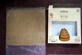 将栗子馅装入保鲜袋，改成薄片。