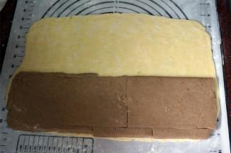 馅料分成两份，铺放在长方形面片的二分之一处，如图。