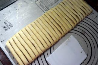 将面片对折，收口捏好。切成1厘米左右的细长条。