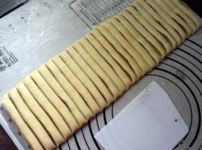 将面片对折，收口捏好。切成1厘米左右的细长条。