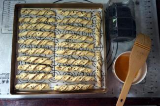 表面刷上一层全蛋液，撒上少许黑芝麻。