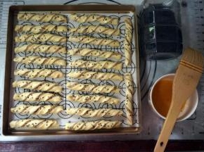 表面刷上一层全蛋液，撒上少许黑芝麻。