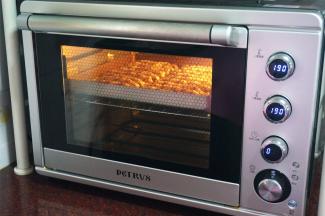 烤箱上下火190度预热5分钟后放入中层，烘烤20分钟至表面浅黄色，出炉。