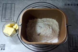 将淡奶油，低筋粉，高筋粉，糖粉加入面包机搅拌混合。