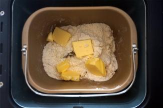 然后加入软化的黄油，启动揉面程序。