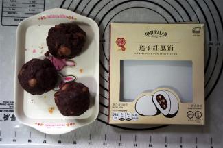 将莲子红豆馅分成3份，每份100克。