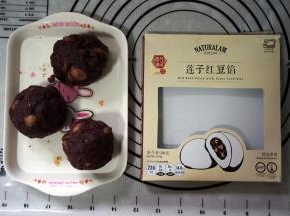 将莲子红豆馅分成3份，每份100克。