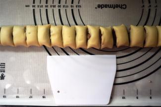接口捏紧，稍微滚圆。切成长度为1.5~2厘米的小段。