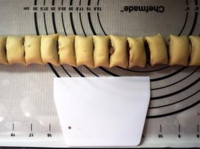 接口捏紧，稍微滚圆。切成长度为1.5~2厘米的小段。