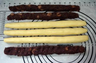 将醒发好的面团也分成3等份，面团和馅料都搓成一样长的长条状。