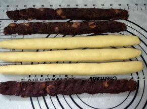 将醒发好的面团也分成3等份，面团和馅料都搓成一样长的长条状。