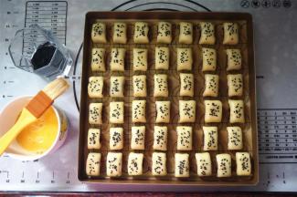 表面刷上全蛋液，撒上黑芝麻。烤箱上下火190度预热5分钟后，将其放入中层烘烤30分钟，然后上火调为200度，下火不变，再烤5分钟上色。