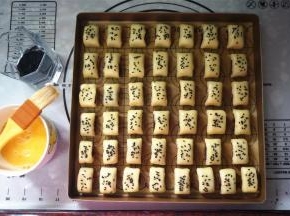 表面刷上全蛋液，撒上黑芝麻。烤箱上下火190度预热5分钟后，将其放入中层烘烤30分钟，然后上火调为200度，下火不变，再烤5分钟上色。