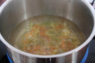 清水煮沸，放入通心粉煮6分钟；PS：各种通心粉粗细不同，时间略有差异