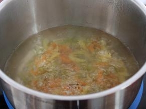 清水煮沸，放入通心粉煮6分钟；PS：各种通心粉粗细不同，时间略有差异