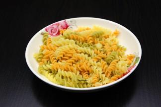 捞出通心粉沥干水；