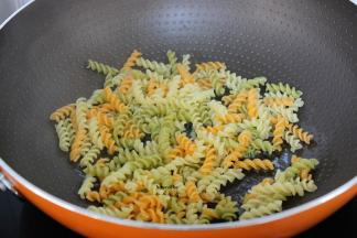 加入沥干水的彩色通心粉；