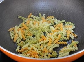 加入沥干水的彩色通心粉；