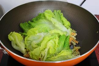 放生菜翻炒；
