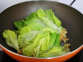 放生菜翻炒；