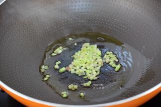 热锅，倒入橄榄油，放葱白煸香；