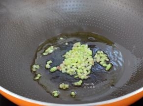 热锅，倒入橄榄油，放葱白煸香；