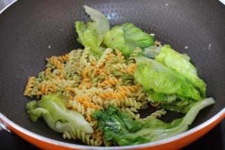 放盐、花生酱，炒均即可。