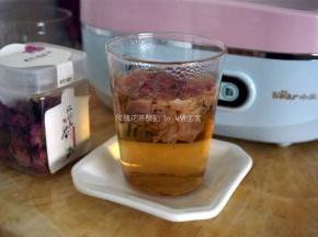 用80度的热水冲泡玫瑰花茶，泡茶约20分钟。