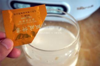 将200毫升纯牛奶倒入消毒过的酸奶机玻璃瓶中，加入1克（1包）酸奶发酵剂，拌均匀。
