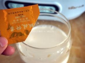 将200毫升纯牛奶倒入消毒过的酸奶机玻璃瓶中，加入1克（1包）酸奶发酵剂，拌均匀。