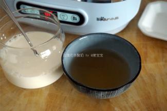 玫瑰花茶过滤后取100克，倒入步骤2中。