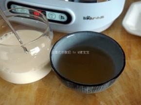 玫瑰花茶过滤后取100克，倒入步骤2中。
