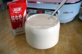 然后再倒入200毫升纯牛奶，拌均匀。